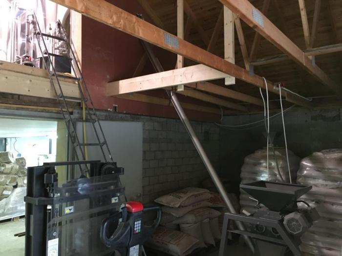 Malt mill with spiral conveyor